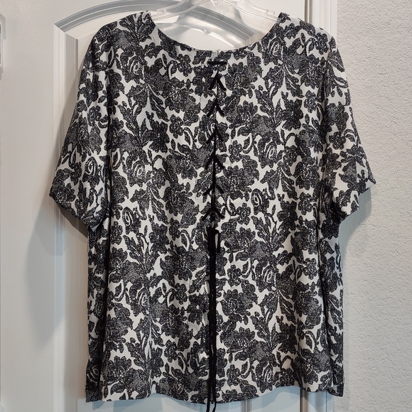 Lane Bryant Size 26/28 Lace Floral pattern Short Sleeve Lace Up Back Top Blouse - Picture 4 of 13